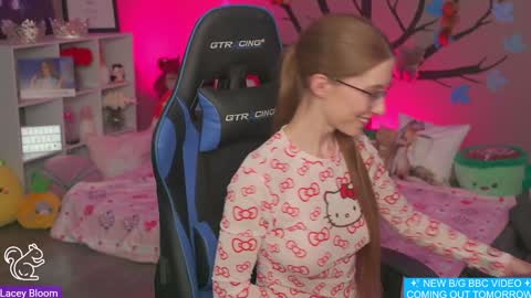 Snapshot of laceybloom chatting on February 2025 02:33:01 AM Lacey Bloom online show from February 2025 02:33:01 AM