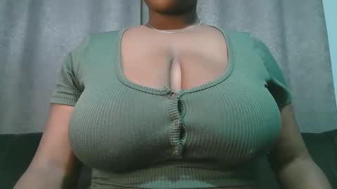 Snapshot of lady_dearra chatting on May 2026 02:06:02 AM lady_dearra online show from May 2026 02:06:02 AM