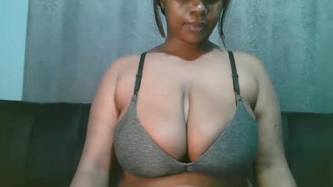 Snapshot of lady_dearra chatting on May 2026 02:39:01 AM lady_dearra online show from May 2026 02:39:01 AM