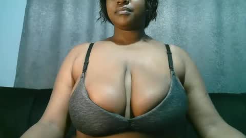 Snapshot of lady_dearra chatting on June 2026 02:43:02 AM lady_dearra online show from June 2026 02:43:02 AM