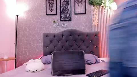 lana_gill online show from April 2026 06:33:02 PM