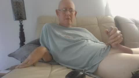 Snapshot of largerthan chatting on April 2026 11:29:02 PM largerthan- say hi on entry online show from April 2026 11:29:02 PM