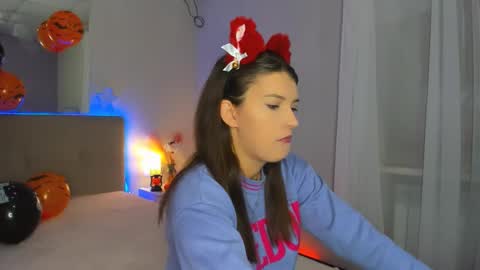 Laura online show from October 2025 05:37:02 AM