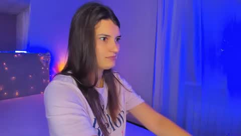 Snapshot of laura__leee chatting on July 2026 05:11:01 AM Laura online show from July 2026 05:11:01 AM