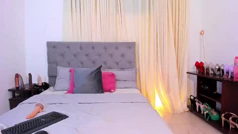 Snapshot of laura__martiinez chatting on May 2026 04:07:02 AM online show from May 2026 04:07:02 AM