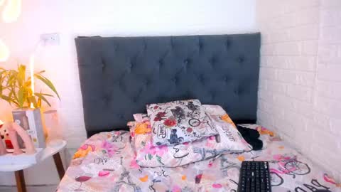 LAURA online show from April 2026 07:58:01 PM