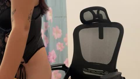 laurabestt online show from June 2026 10:15:01 AM