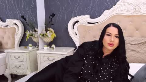 Laura online show from April 2026 09:39:33 PM