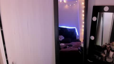 laurenn_111 online show from May 2026 05:01:02 AM