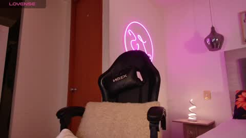 Lauren Saenz online show from April 2026 12:09:02 PM