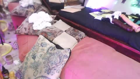 Laye19 online show from January 2025 06:10:01 PM