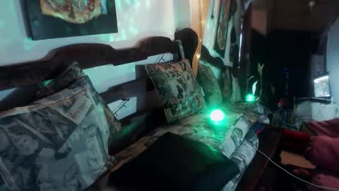 Laye19 online show from October 2025 10:08:01 PM