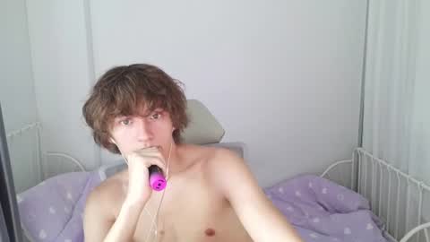 Snapshot of leon_heart666 chatting on June 2026 12:47:01 AM Leon online show from June 2026 12:47:01 AM