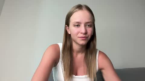 Snapshot of leona_grand chatting on June 2026 01:59:01 PM Emma online show from June 2026 01:59:01 PM
