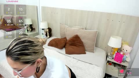 Lesly Santodomingo online show from April 2026 11:42:01 AM