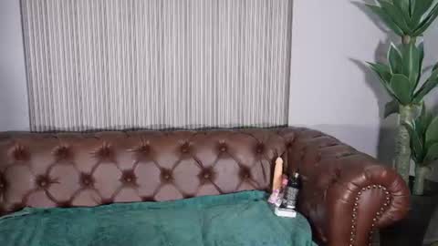 lilii peach online show from June 2026 12:11:01 AM