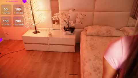 Snapshot of lilly_colins chatting on July 2026 08:00:02 PM Lilly Colins online show from July 2026 08:00:02 PM