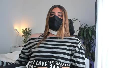 Lily Reina online show from April 2026 06:23:01 PM