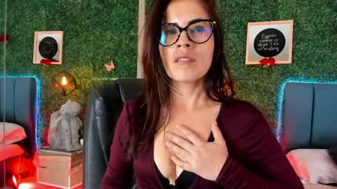 Snapshot of linagh chatting on May 2026 12:21:01 PM Lina online show from May 2026 12:21:01 PM