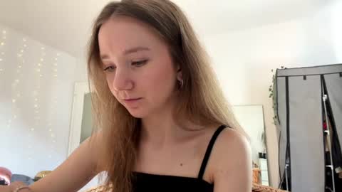 lisasmall online show from June 2026 04:09:02 PM