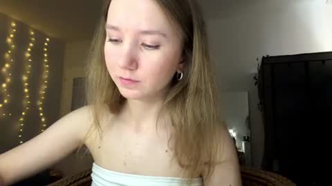 lisasmall online show from June 2026 06:12:01 PM