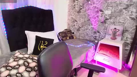 Loren online show from March 2026 08:25:01 PM