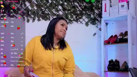 Snapshot of louise_nails chatting on June 2026 06:41:01 PM LouIse online show from June 2026 06:41:01 PM