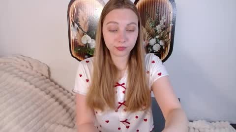 Snapshot of love_bella_ chatting on April 2026 12:17:01 AM love bella online show from April 2026 12:17:01 AM