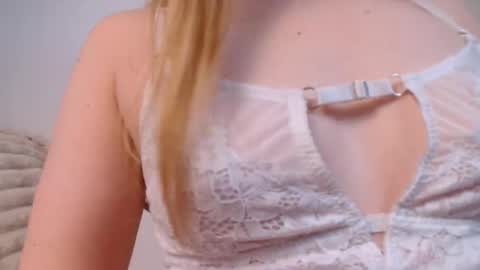 Snapshot of love_bella_ chatting on May 2026 12:16:02 AM love bella online show from May 2026 12:16:02 AM