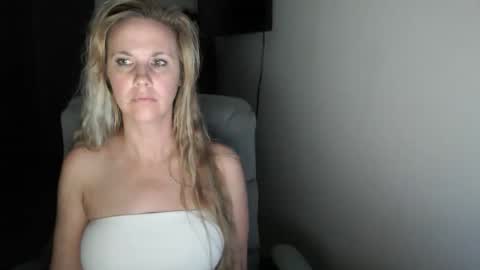 Snapshot of love_on_ chatting on June 2026 10:38:01 AM LoVe On online show from June 2026 10:38:01 AM