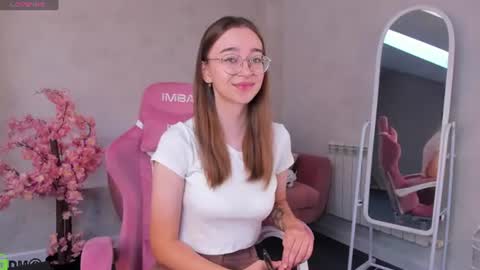 Snapshot of lucyy_green chatting on June 2026 01:08:01 AM Lucy online show from June 2026 01:08:01 AM
