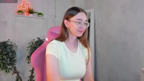 Snapshot of lucyy_green chatting on June 2026 01:14:01 AM Lucy online show from June 2026 01:14:01 AM