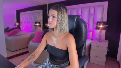 Snapshot of luisajonnes_ chatting on July 2026 04:02:01 PM Luisa online show from July 2026 04:02:01 PM