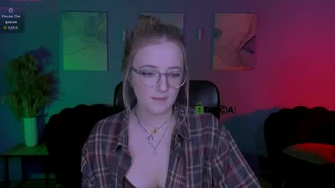 luna_berryy online show from April 2026 07:55:01 PM