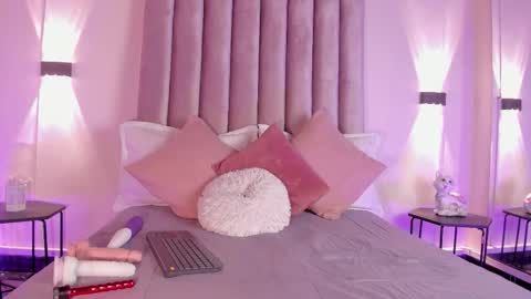 lunaa_moonn online show from March 2026 07:08:02 PM