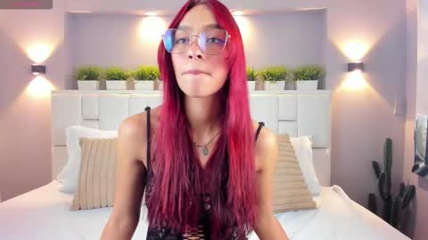 L U N N A online show from December 2025 04:39:02 AM