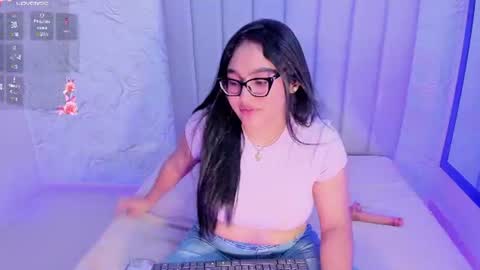 Snapshot of lya_dubois_ chatting on June 2026 09:19:02 PM LYA DUBOIS online show from June 2026 09:19:02 PM
