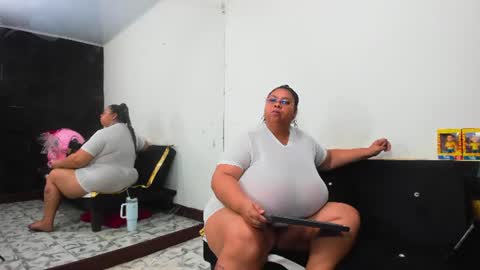 Snapshot of lynn_and_esteban chatting on July 2026 02:51:01 AM Lynn jonnes online show from July 2026 02:51:01 AM