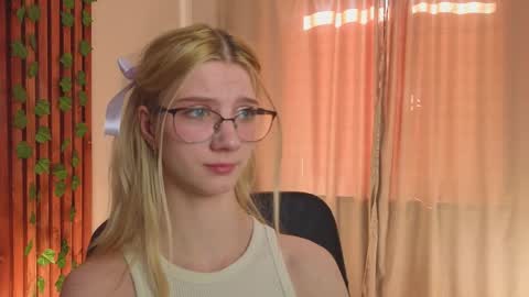 Snapshot of m1aforever chatting on March 2026 05:30:02 AM catch me on tue 10am-5pm wed 3am-10am fri 3am-5pm sat 10am-5pm sun 10am-5pm online show from March 2026 05:30:02 AM