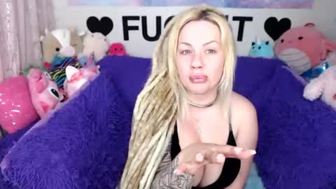 Mackenzie Wolfe online show from July 2026 04:18:01 AM
