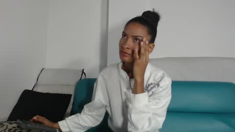 Snapshot of mailyn_gold chatting on June 2026 11:47:02 AM mailyn_gold online show from June 2026 11:47:02 AM