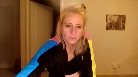 Snapshot of marrygorund chatting on November 2025 01:55:02 AM MaryGoRound online show from November 2025 01:55:02 AM