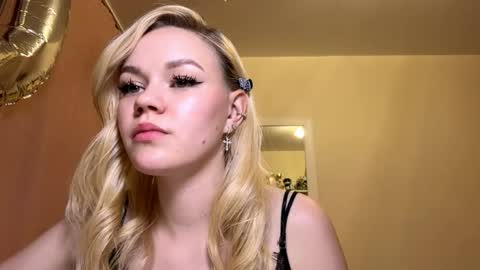 Mia online show from May 2026 08:35:02 PM