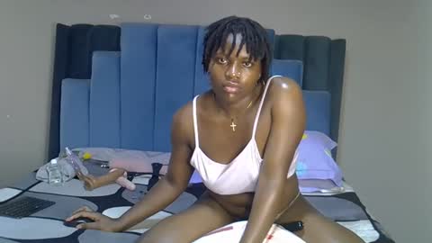 Snapshot of melanin_moon chatting on June 2026 01:44:01 PM Moon online show from June 2026 01:44:01 PM