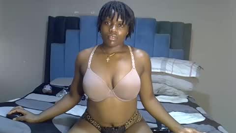 Snapshot of melanin_moon chatting on June 2026 01:56:01 PM Moon online show from June 2026 01:56:01 PM