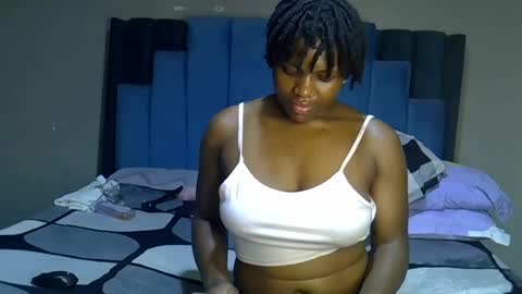 Snapshot of melanin_moon chatting on June 2026 11:35:01 PM Moon online show from June 2026 11:35:01 PM