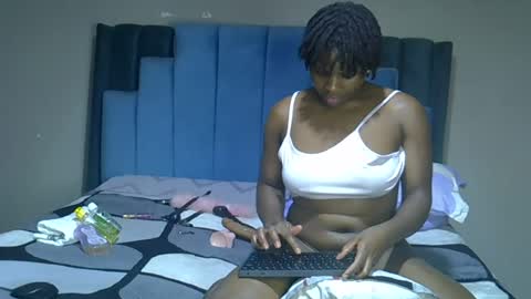 Snapshot of melanin_moon chatting on June 2026 10:12:02 PM Moon online show from June 2026 10:12:02 PM