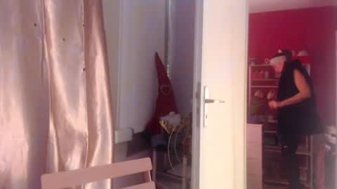 Snapshot of melli23 chatting on December 2025 04:44:01 PM Melli online show from December 2025 04:44:01 PM