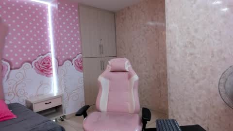 Mia online show from April 2026 12:33:01 PM