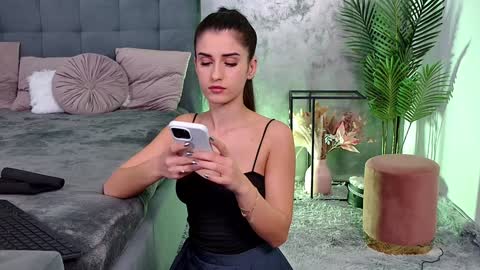 Snapshot of mia_carter99 chatting on December 2024 08:51:02 PM Freya Allen online show from December 2024 08:51:02 PM